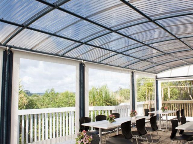 Cerramiento realizado con Chapa Acanalada Linea Luz que brinda privacidad y una iluminacion uniforme en el interior.