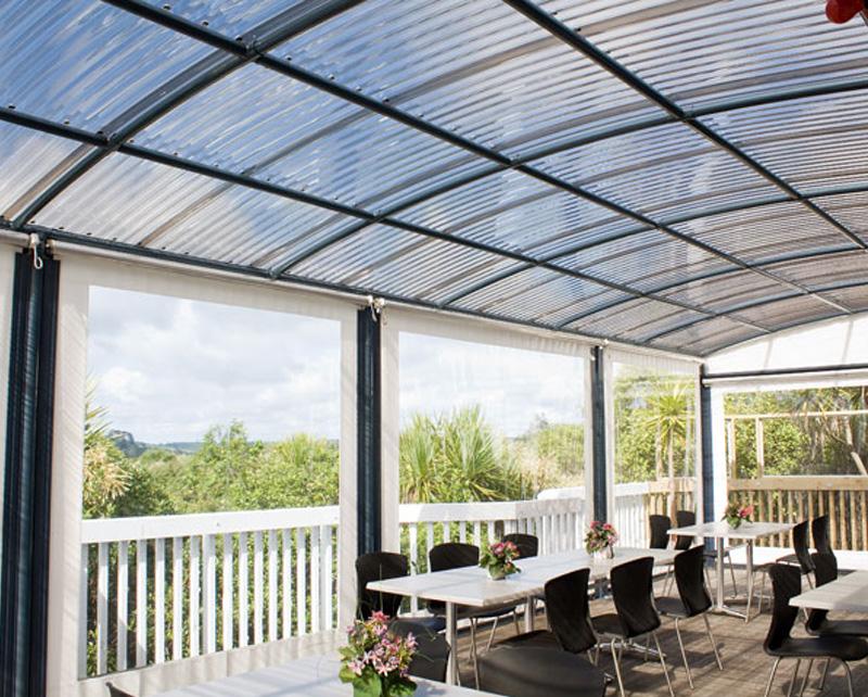 Cerramiento realizado con Chapa Acanalada Linea Luz que brinda privacidad y una iluminacion uniforme en el interior.